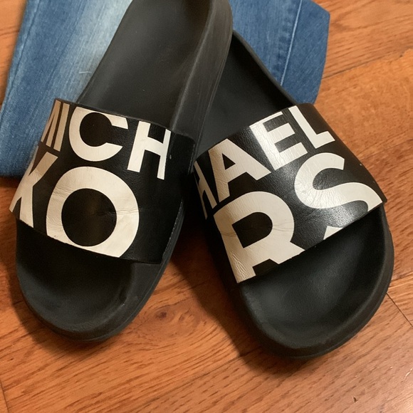 Michael Kors slide sandals cute for the summer🏝️☀️ size 6 - Picture 3 of 5